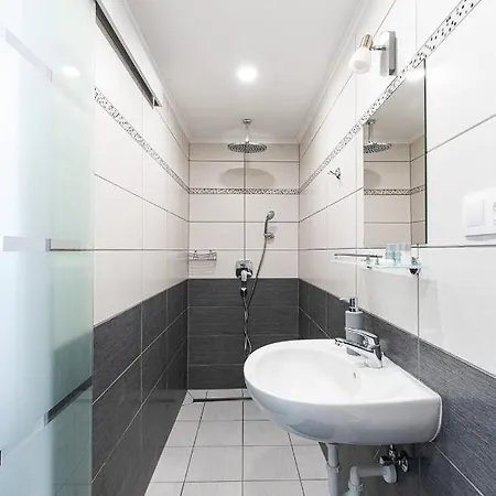 Maul - Lator Vendeghaz 3*